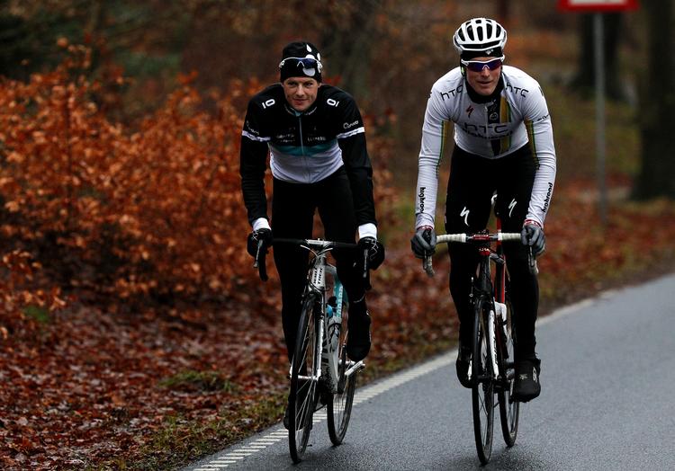 Outsider. Med udsigt til bjerge på 5. etape i Oman kan Jakob Fuglsang (t.v.) gøre sig forhåbninger om et godt samlet resultat i etapeløbet, mens Lars Baks rolle forventes at blive mere beskeden. 