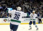 Sejr. Det var 35. gang i denne sæson Jannik Hansen og co. gik fra banen som vindere. Efter 56. runder ligger Vancouver lunt i svinget og puster topholdet i Western Conference, Detroit, i nakken. 