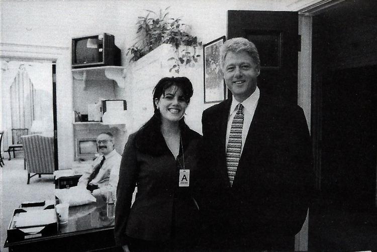 Praktikantaffære. Tidligere præsident Bill Clinton fotograferet med Monika Lewinsky i Det Hvide Hus i 1995. 
