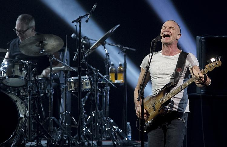 Visit. Sting havde sin gamle skrammede bas med på scenen, men levede ikke op til fordoms storhed, mener to af landets anmeldere. 
