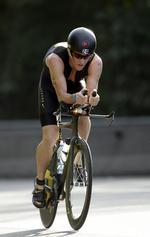 Alien. Lance Armstrong på sit velkendte redskab. Han kan også svømme og løbe hurtigt. 