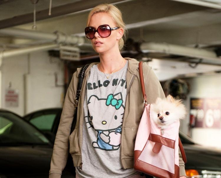 Umoden. I filmen 'Young Adults' spiller Charlize Theron rollen som Mavis, en umoden og selvovervurderende forfatter, der forsøger at score sin ekskæreste. 