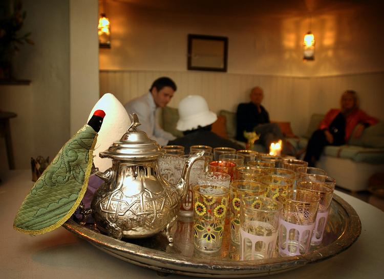 Hedt. Kogt vand over en god håndfuld friske mynteblade og et skud sukker er en effektiv eleksir mod vintertungsind. Prøv selv på en af Københavns marokkanske cafeer. 
