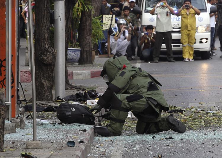 EKSPLOSION. Flere bomber gik af i Bangkok. Bagmandens ben blev sprængt af - hans nationalitet er angiveligt iransk. 