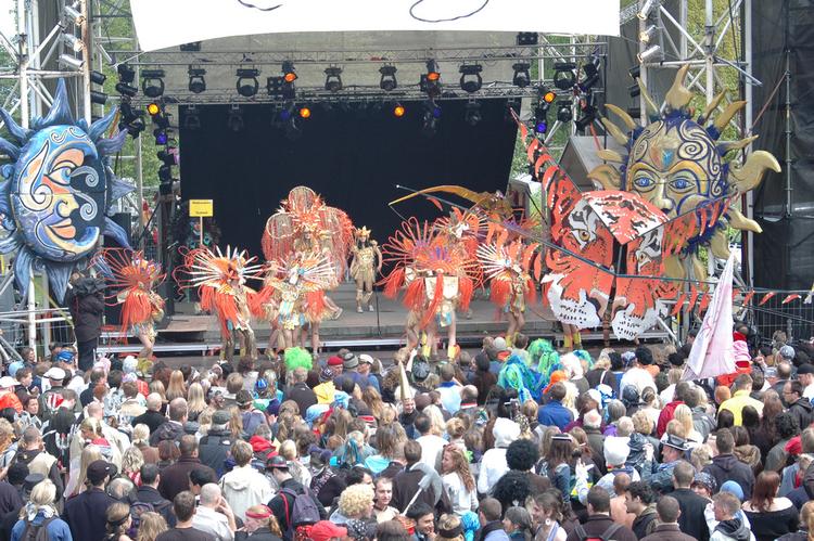 Sambafest. I Aalborg deltager op mod 30.000 mennesker i det årlige karneval. Pr-foto 