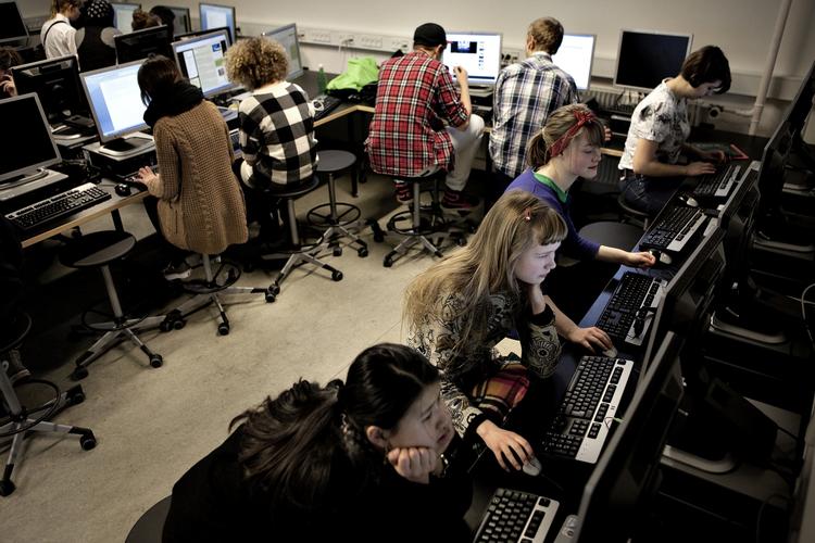 Filterløst. Tove Ditlevsens Skole på Vesterbro i København er en af de mange skoler i landet, der ikke har installeret internetfiltre på computerne. 