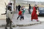 Kamp. Dagen har igen været blodig i Syrien. Granaterne har regnet ned over byen Homs. Her bliver civile gelejdet ud af byen Idlib, der også er skueplads for kampe mellem syriske styrker og oprørere. 