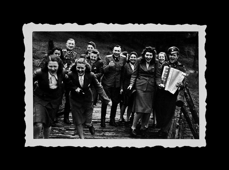 sygt. I romanen modstiller forfatteren KZ-fangernes liv og død med nazistiske officerers opfattelse af lejren som et idealsamfund. Her et udateret foto fra en festlig begivenhed med deltagelse af unge nazister. 