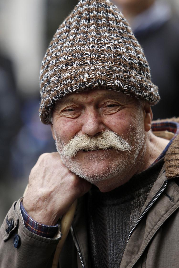 Protest. 405.000 grækere mistede deres arbejde i 2011. Men det værste er nok ikke engang begyndt endnu. Det fik ham her og tusinder af andre grækere på gaden i Athen igen i dag. 