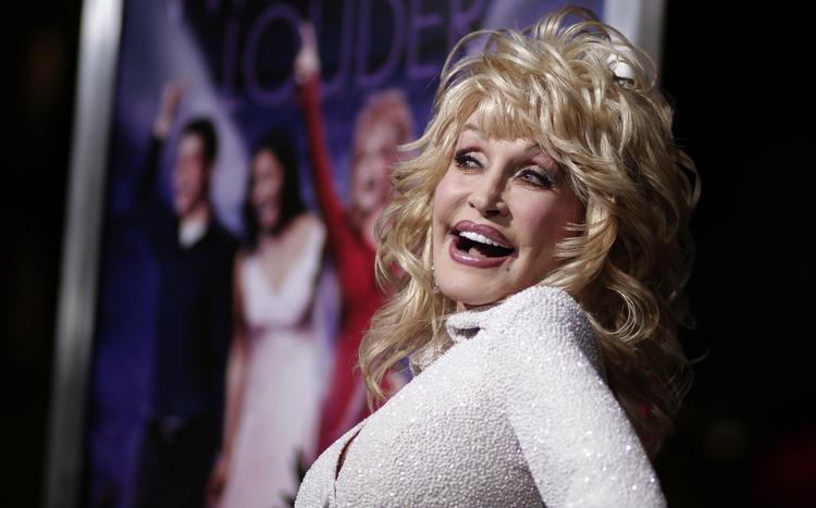 RIG. Dolly Parton har allerede tjent godt på Whitney Houstons version af hendes sang 'I Wil Always Love You'. Nu er der flere dollars på vej. 