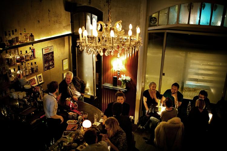 Morgendrink. Begynde søndagen med en Belini eller Red Snapper-cocktail på Salon 39, der også har havregrød, pandekager og youghurt på menuen fra morgenstunden. 