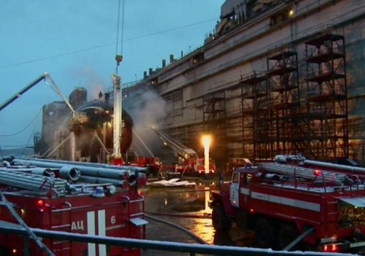 ULYKKE. Brandmænd kæmpede i et døgn med flammerne på ubåden. Ingen omkom ved ulykken, som kunne have fået fatale konsekvenser, skriver russisk medie. 