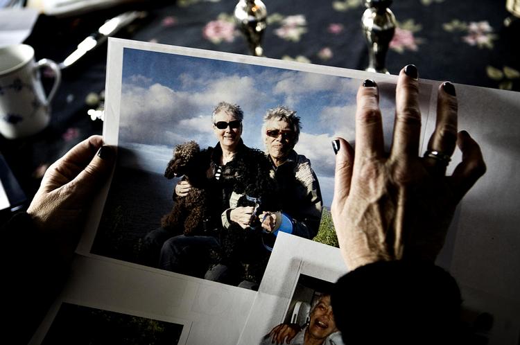 Minder. »Hun fik ikke en chance, fordi hun var handikappet«, siger Susanne Uhre-Prahl, der her ser på et foto af sig selv (tv.) og sin nu afdøde søster, Dorte Uhre.