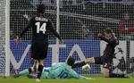 Overmagten. Leverkusen skal score mindst tre gange i returkampen i Spanien om tre uger, hvis de vil sende Barca og Messi (liggende) ud af Champions League. 