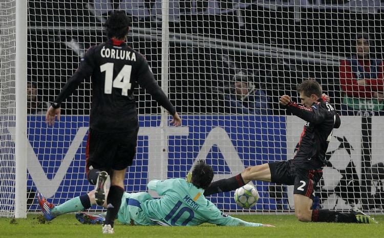 Overmagten. Leverkusen skal score mindst tre gange i returkampen i Spanien om tre uger, hvis de vil sende Barca og Messi (liggende) ud af Champions League. 