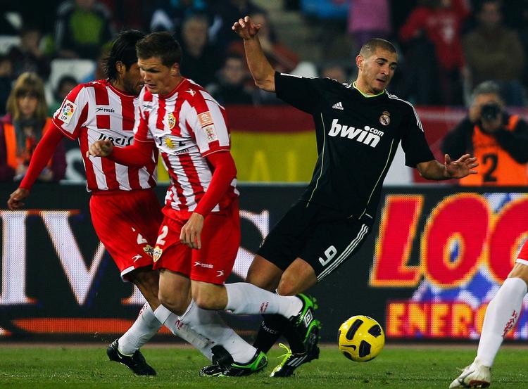 Næstbedste. Michael Jakobsen (i midten) ser frem til at spille mod stjerner som Real madrids Karim Benzema (t.h.) igen i stedet for kampe mod Girona, Tarragona og storklubbers reservehold. 