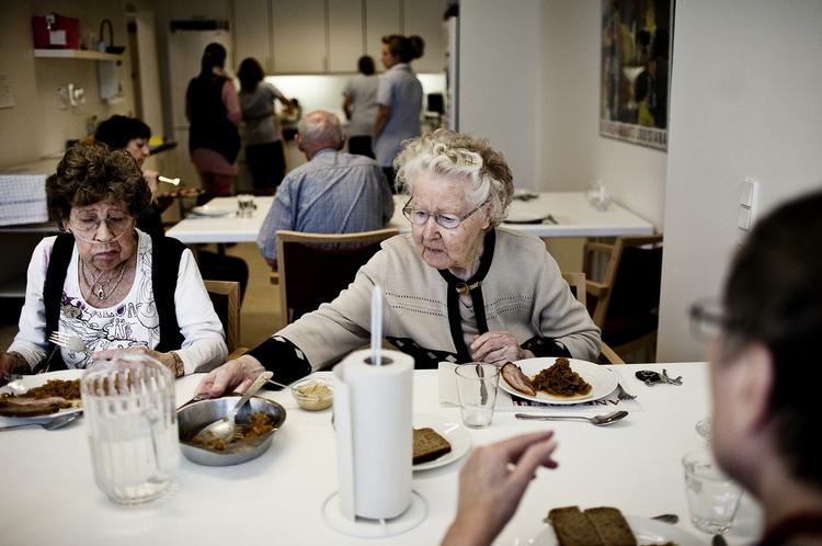 Alderdom. Blot fem ud af godt 4.000 adspurgte ældre danskere svarer, at de ingen sociale relationer har. 