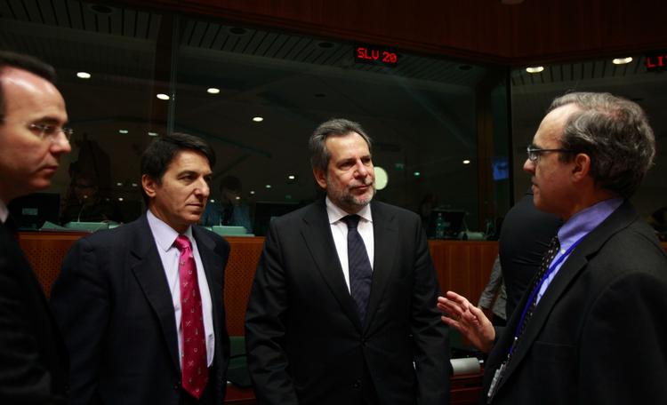 SKUFFET. Grækenlands borgerbeskyttelsesminister Christos Papoutsis (nummer to fra højre) mener, at grækerne har gjort, hvad de kunne for at leve op til eurogruppens krav. 