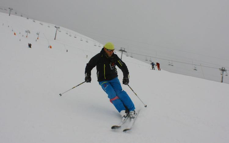 BALANCE. Få en bedre balance på ski ved at køre med åbne støvler, på en ski eller ved at følge en makker, som kører foran. 