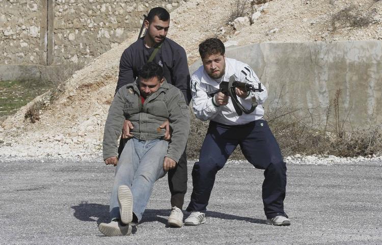 Opgør. Syriske rebeller træner til kampen mod Assads styrker. Imens diskuterer omverdenen, hvordan de kan hjælpe civilbefolkningen. 