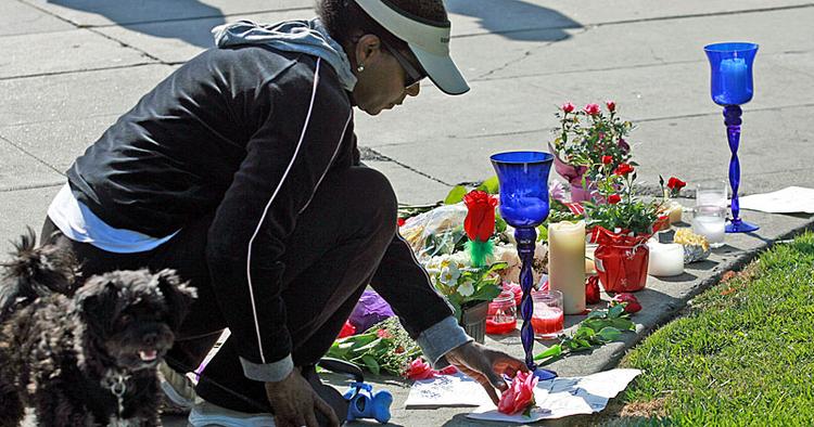 SORG. Der bliver lagt blomster uden for hotellet Beverly Hilton Hotel, hvor sangerinden Whitney Houston blev fundet død i søndags. 