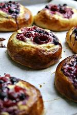 Frisk. Fyldet af bær, flødeost og cremefraice gør fastelavnsbollerne friske i smagen. Man kan også vælge kun at bruge en slags bær, vælg din yndlings. Foto: skovdal.dk 