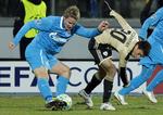 trykkerier. En kold kamp i St. Petersborg lyder ikke spændende, men der blev leveret seværdige indslag, da Maksim Kanunnikov (tv.) og Zenit slog Nicolas Gaitan og Benfica. 