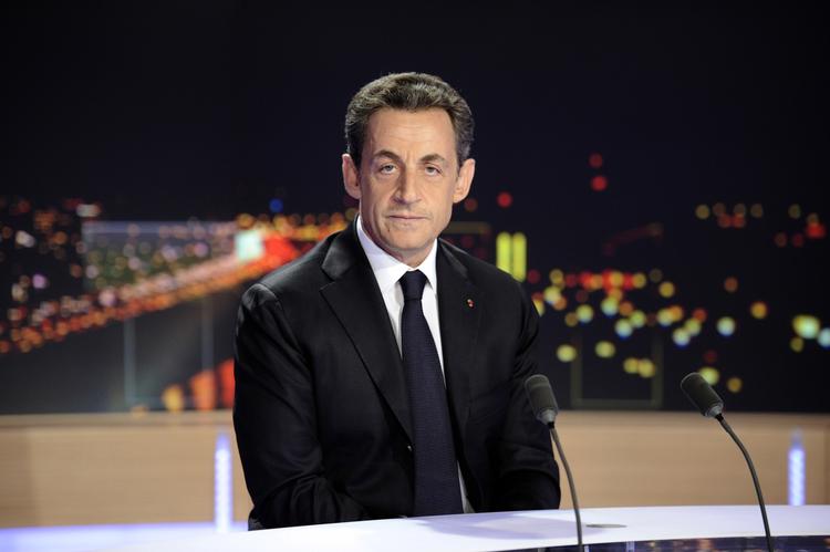 Selvfølgelig. Nicolas Sarkozy har ikke tænkt sig at give op uden kamp. Det er hans pligt, siger han. Her ses han i det tv-studie, hvor han til aften proklamerede, at han er kandidat til præsidentvalget i foråret. 
