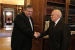 Hårdt. Den græske finansminister Evangelos Venizelos ser en smule loren ud ved håndtrykket med præsident Karolos Papoulias til aften. Sikkert fordi de to i fællesskab lige har vedtaget yderligere besparelser på det græske budget. 