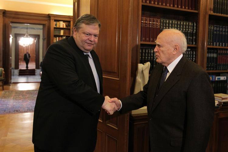 Hårdt. Den græske finansminister Evangelos Venizelos ser en smule loren ud ved håndtrykket med præsident Karolos Papoulias til aften. Sikkert fordi de to i fællesskab lige har vedtaget yderligere besparelser på det græske budget. 