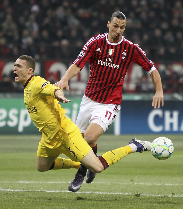 Videre. der skal mirakler til, hvis Thomas Vermaelen (t.v.) og Arsenal skal sende Zlatan og co. ud af mesterligaen. 