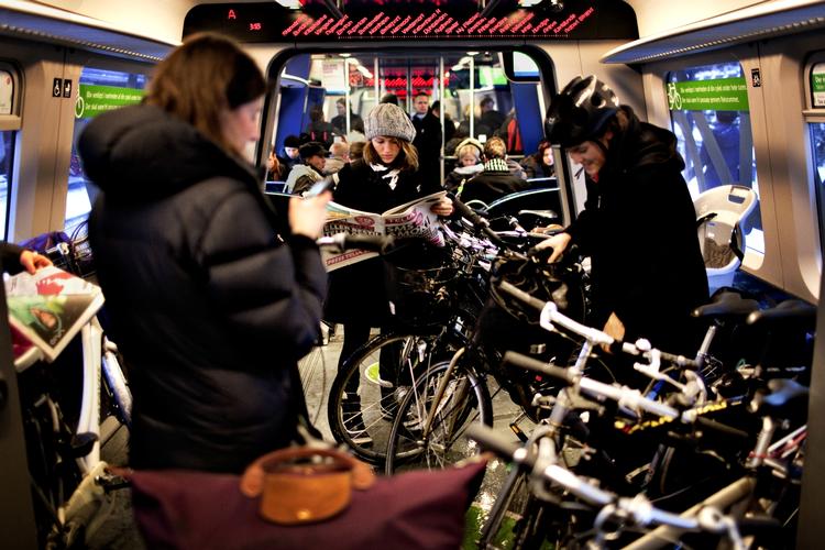 Strid. S og SF kæmper for at blive enige om, hvad provenuet fra bompengene skal bruge til. Flere tog, lavere priser på billetterne, eller lidt af hvert? 