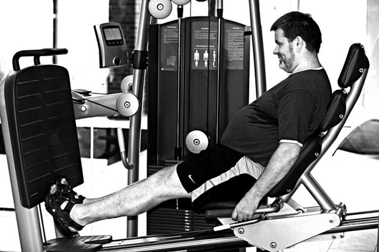 I bunden af denne brevkasse finder du link til 10 øvelser, der holder hele kroppen stærk. 