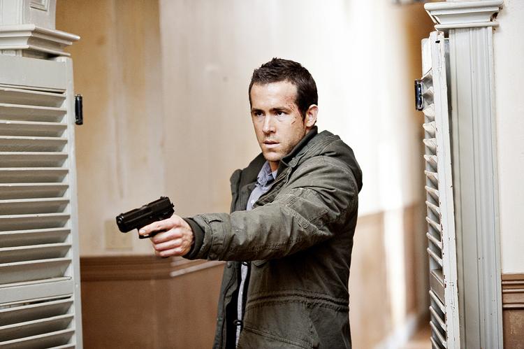 Skudhold. Ryan Reynolds er CIA-agenten, der skal passe på  Denzel Washington i 'Safe House'. Det udvikler sig til  forfølgelse, skudvekslinger, knivkampe og et par  iskolde mord på klos hold. 