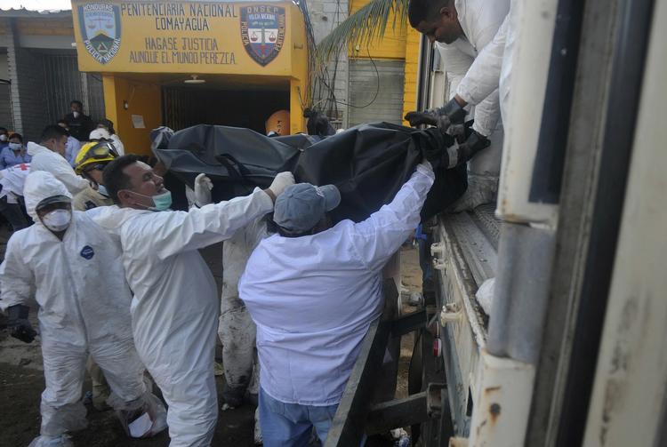 Brand. Lig læsses i lastbiler og køres til hovedstaden, Tegucigalpa, hvor de skal identificeres. 