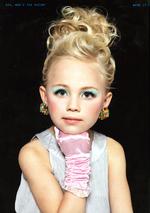 målgruppen. Et eksempel på det nye  magasins fotoreportager, her om 6-årige børn som skønhedsdronninger. 