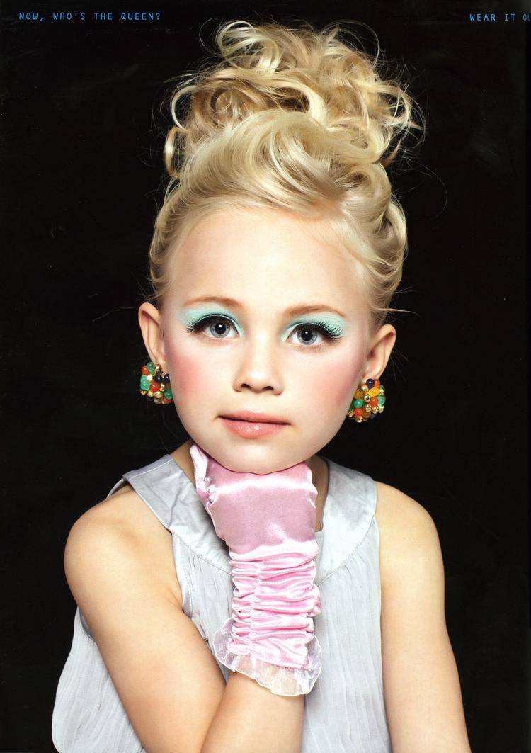 målgruppen. Et eksempel på det nye  magasins fotoreportager, her om 6-årige børn som skønhedsdronninger. 
