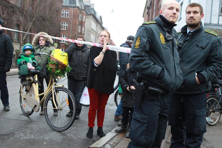 Branden, der fandt sted på Jagtvej på Nørrebro i København trak mange nysgerrige til. Intet tyder på, at der er tilskadekommende efter branden. 