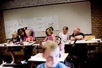 EKSTRA HÆNDER. På Gislinge Skole i Nordvestsjælland har eleverne i 1. a to gange om ugen to uddannede lærere i matematik og dansk. Regeringen vil have flere voksne ind i folkeskolen, men de  behøver ikke være lærere.  Arkivfoto: Ditte Valente 