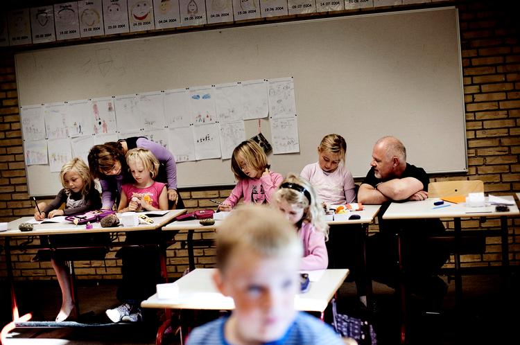 EKSTRA HÆNDER. På Gislinge Skole i Nordvestsjælland har eleverne i 1. a to gange om ugen to uddannede lærere i matematik og dansk. Regeringen vil have flere voksne ind i folkeskolen, men de  behøver ikke være lærere.  Arkivfoto: Ditte Valente 