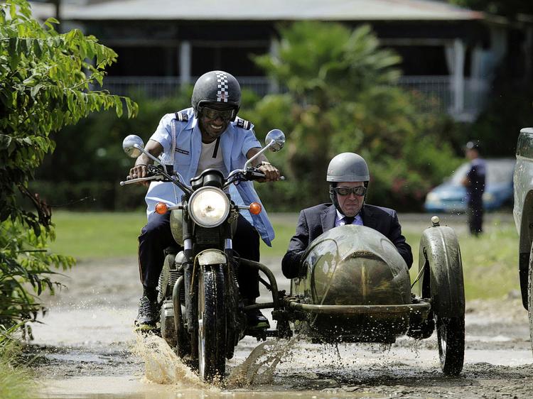 Øboer. Den stilige London-strømer Richard Poole kommer godt op at køre, da han bliver udstationeret på en lille ø  i troperne. 