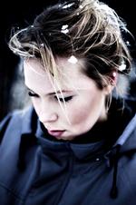 Tab. Josefine Klougart (f. 1985) skriver smukt og indsigtsfuldt om tabet. Hun debuterede i 2010 med 'Stigninger og fald', og året efter udkom 'Hallerne', som Aarhus Teater nu har dramatiseret og opfører fra 24. februar. 