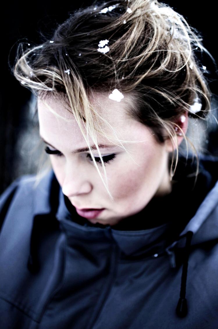 Tab. Josefine Klougart (f. 1985) skriver smukt og indsigtsfuldt om tabet. Hun debuterede i 2010 med 'Stigninger og fald', og året efter udkom 'Hallerne', som Aarhus Teater nu har dramatiseret og opfører fra 24. februar. 