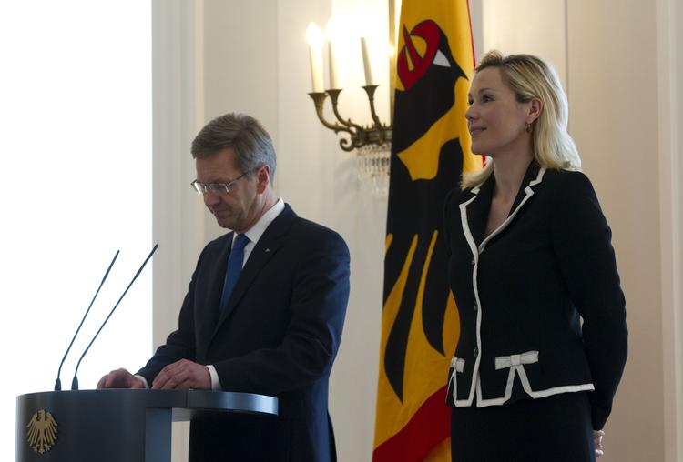 PRESSEMØDE. Christian Wulff og hans kone Bettina stod i dag frem i Tyskland for at meddele, at Wulff trækker sig som Tysklands formelle overhoved. 