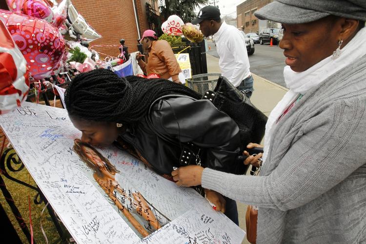 Hyldest. Fans har strømmet til New Hope Baptist Church for at sende en sidste hilsen til Whitney Houson. Men når soullegenden stedes til hvile i morgen, bliver fansene gennet væk. 
