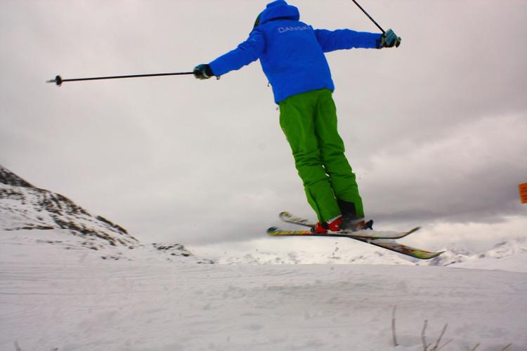 BAGVENDT. At kunne køre baglæns på ski er første skridt til at kunne hoppe baglæns. 