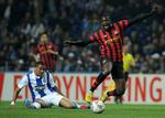 forfulgt. Abelyde fra tilskuerne i Oporto mod bl.a. Yaya Toure (th.) bliver nu en sag for Uefa. 