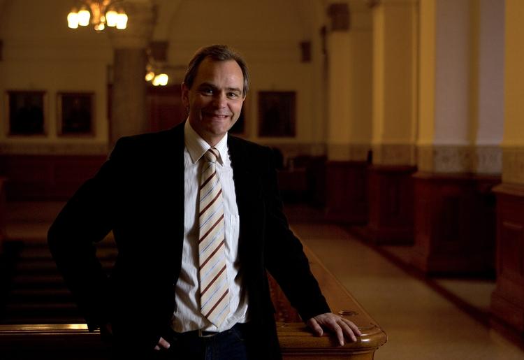 toppolitiker. Jan Trøjborg (S) er tidligere socialdemokratisk minister og nuværende borgmester i Horsens samt formand for Kommunernes Landsforening (KL). 