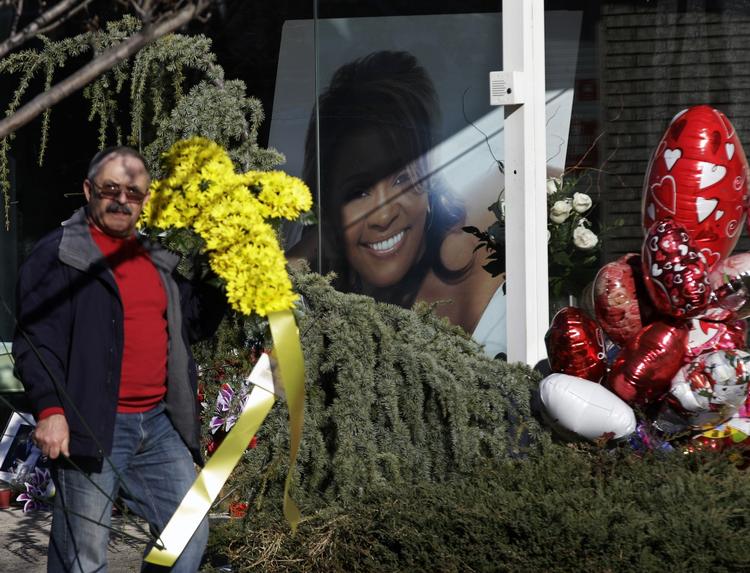 Mindested. Fansene markerer Whitney Houston i Newark, New Jersey, hvor mindeceremonien finder sted ved 18-tiden i aften (dansk tid).. 