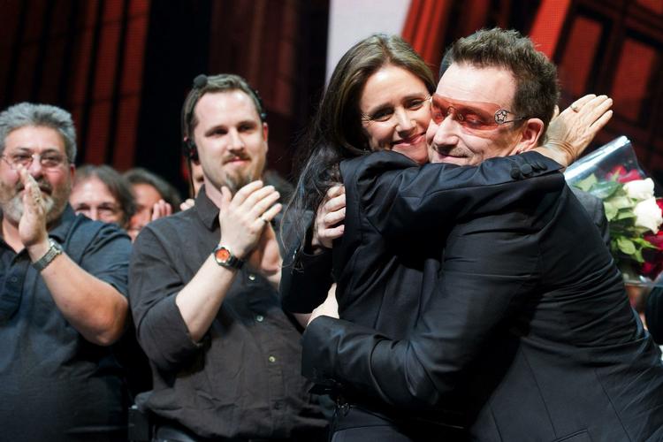 Kamp. Julie Taymor skabte musicalen sammen med Bono og Edge fra U2, men hun blev fyret som instruktør efter alvorlige ulykker og budgetoverskridelser. 